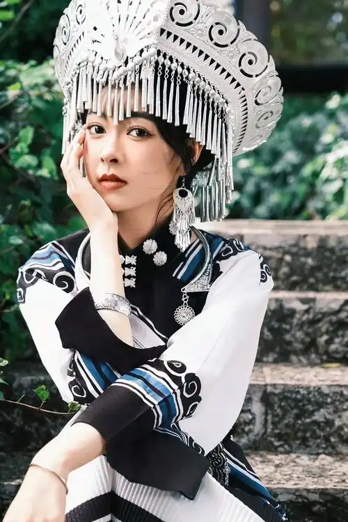 赵丽颖都在穿的彝族服饰 当然不会踩雷啦!#丽江写真 #丽江古 - 抖音