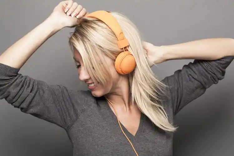 女性女人 戴耳机的女士 收藏 关键词:戴耳机的女士图片下载,听音乐