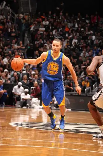 图文:[nba]勇士胜篮网 库里运球