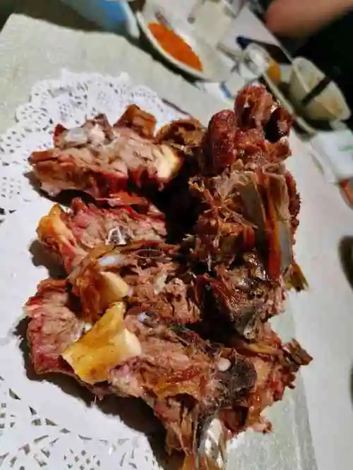 眼给人感觉很亮眼,挨着河边可以观赏景色 [服务]服务很不错来吃烤全羊