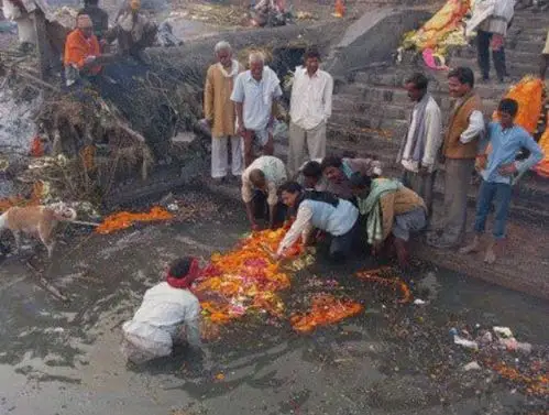 什么水葬印度的水葬横行