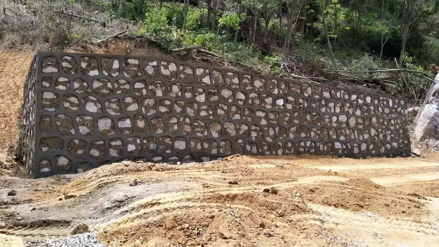 六罗,四组篮球场挡土墙勾缝.