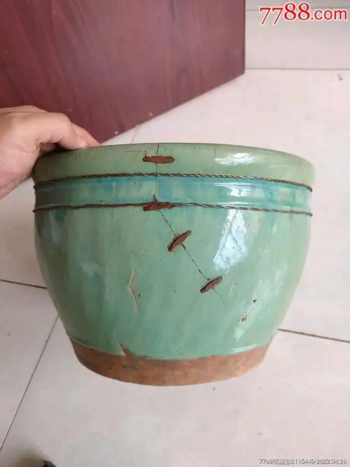 清代绿釉锔钉大卷缸