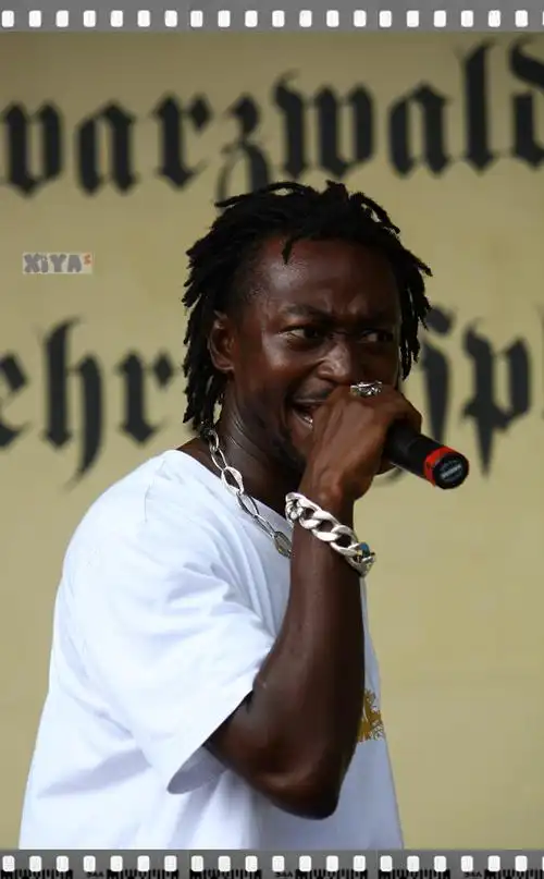 欢快的黑人说唱歌手,活力劲感的四人组合