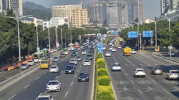107国道深圳宝安段车辆行驶交通景观
