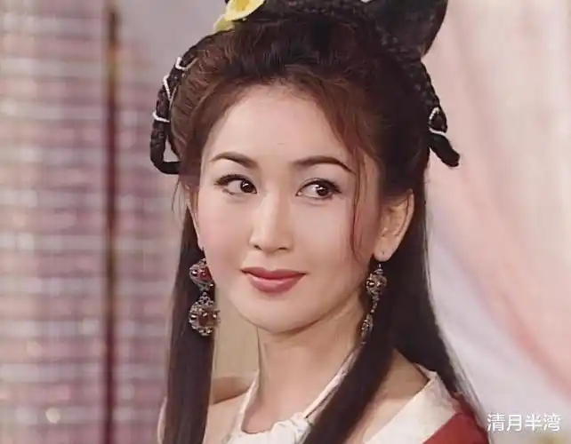 4,温碧霞(饰演角色-妲己)受女娲娘娘的命令魅惑纣王,朝歌大殿上的抬眸