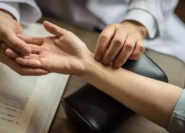 自己摸脉搏测怀孕其实很简单:从手法,脉象表现详细解读喜脉