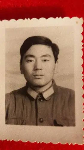 把这些珍贵的黑白老照片,制作成美篇,分 写美篇与张明洲老班长联系上