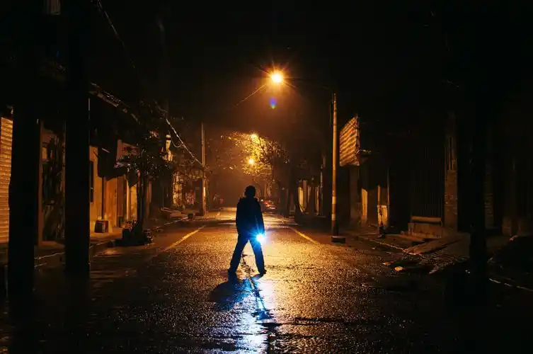 灯光也许是孤独的一种陪伴.