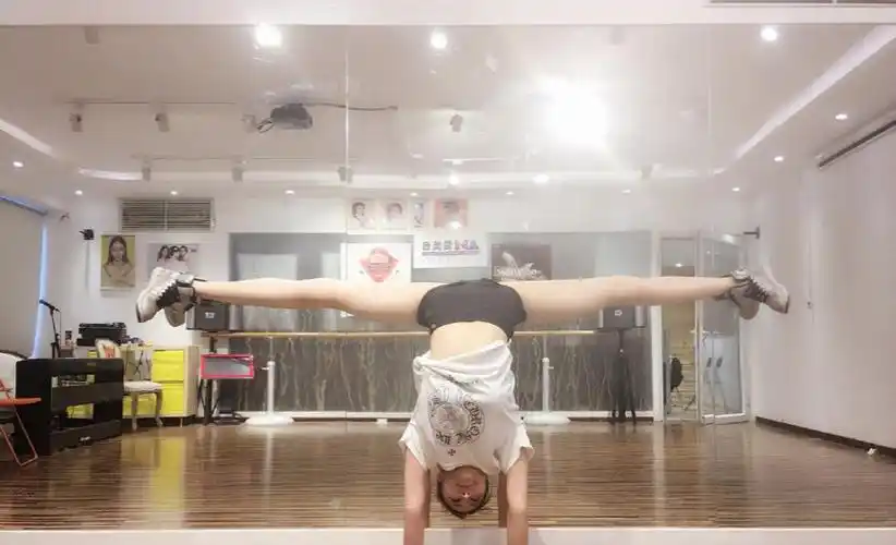 足球宝贝大秀一字马图