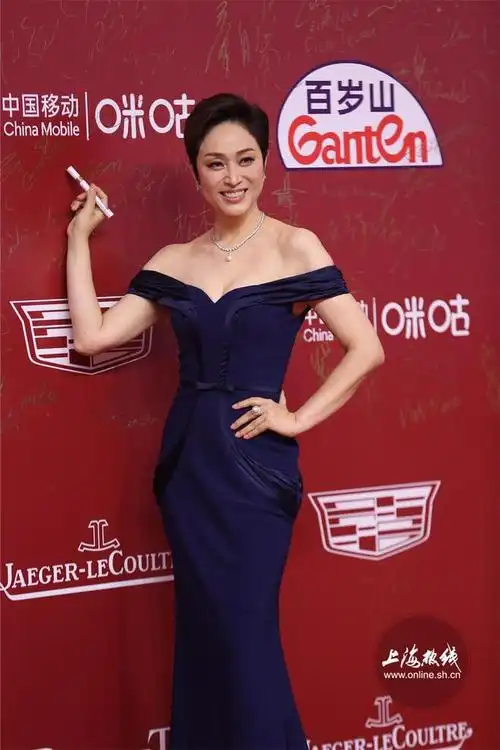 56岁港姐陈法蓉现身红毯一袭鱼尾拖地裙秀曼妙身段