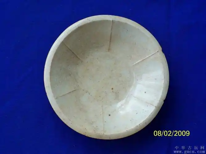 宋代定窑薄胎花口小碟