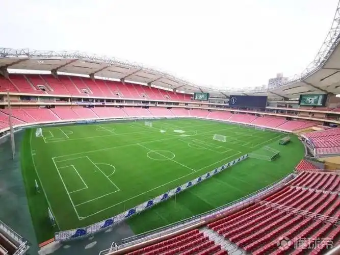 上海虹口足球场对社会开放2小时7人制8000元11人包场10万