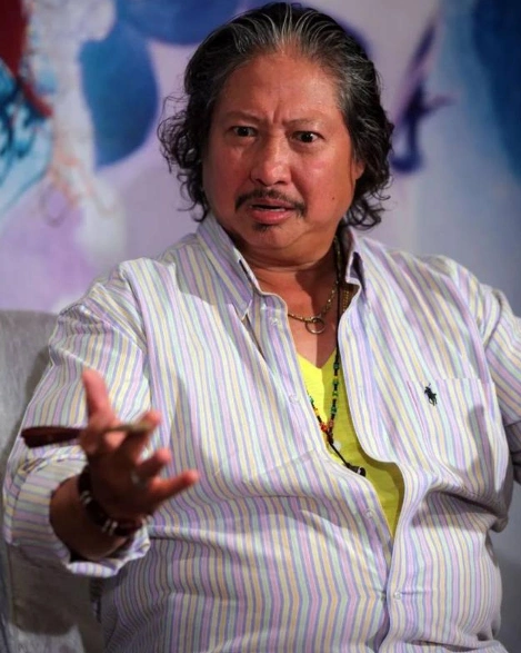 洪金宝67岁坐在轮椅上,68岁的"肥猫"瘦骨如柴,72岁的他依然迷人