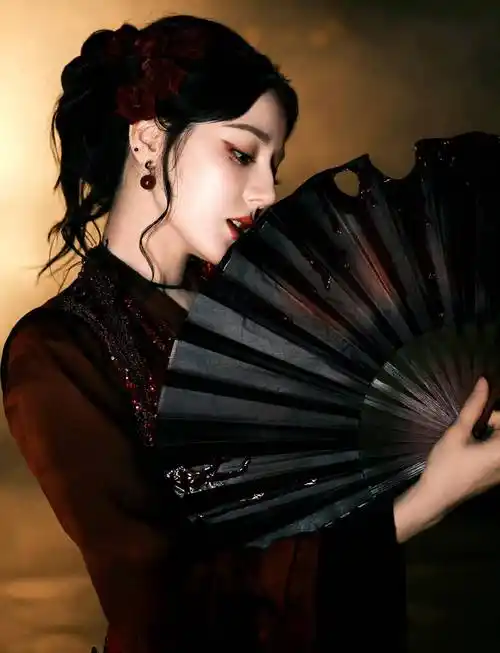 迪丽热巴新中式暗红长袍有阴湿女鬼那味了