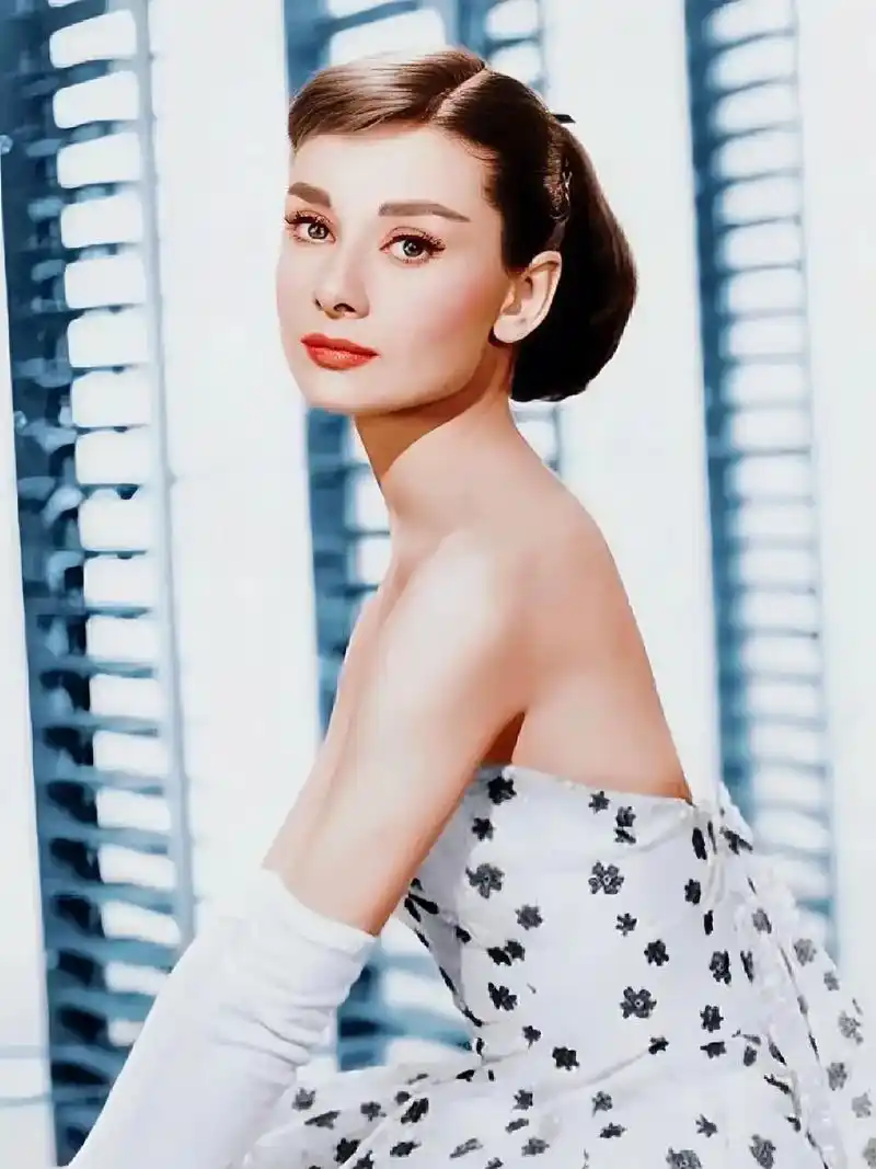 彩色赫本.#奥黛丽赫本 #优雅 #头像 #赫本 #女神 - 抖音