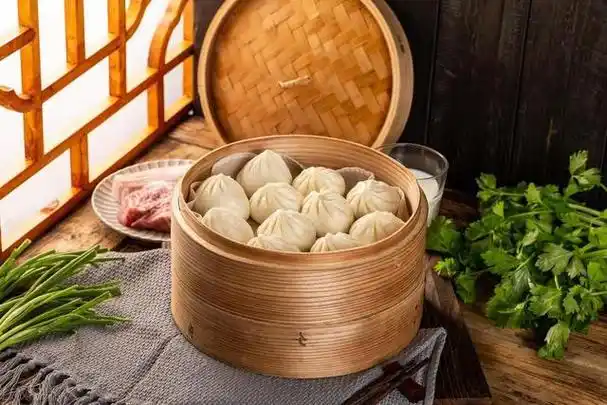 上海小笼包,这个源自中国传统的烹饪艺术品,正是如此一道令人回味无穷