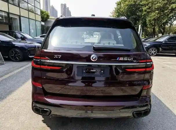 9万的宝马x7 m60i,可以说是宝马在售车型价格最贵的suv了,车辆含选配