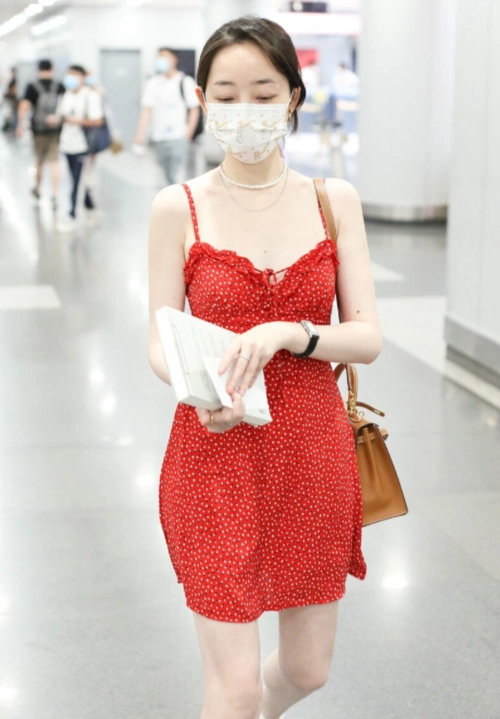 蒋梦婕的私服穿搭还挺清凉的,一条红色吊带裙就出门,简约又时髦