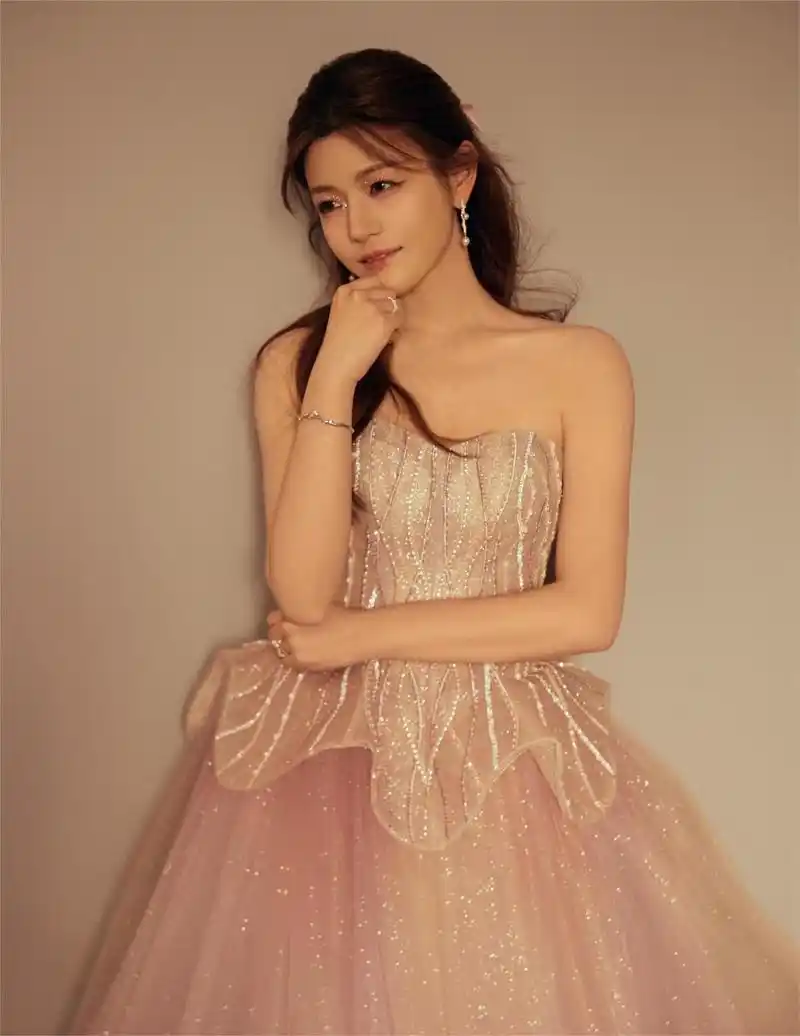 陈妍希粉色薄纱抹胸礼服裙写真,轻纱飞舞浪漫唯美,如同浪漫云朵