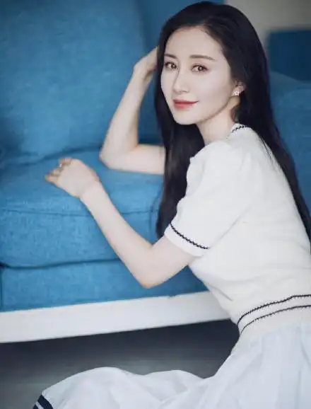 舒畅大晒居家美照白色针织衫配海军裙34岁美得清丽温婉