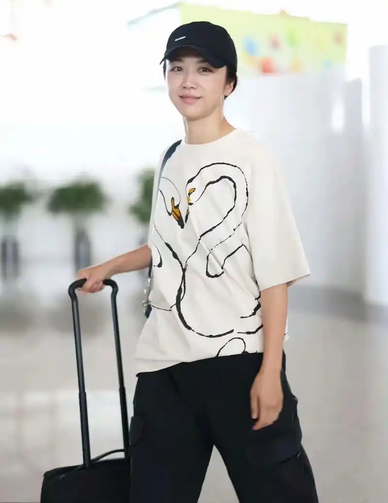 汤唯素颜,满满的松弛感!不装,不做作,很自然!