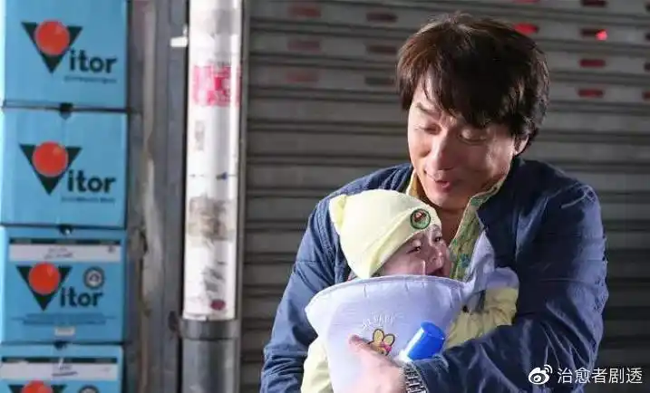 他是《宝贝计划》里的小婴儿,如今已经15岁,长相变得帅气