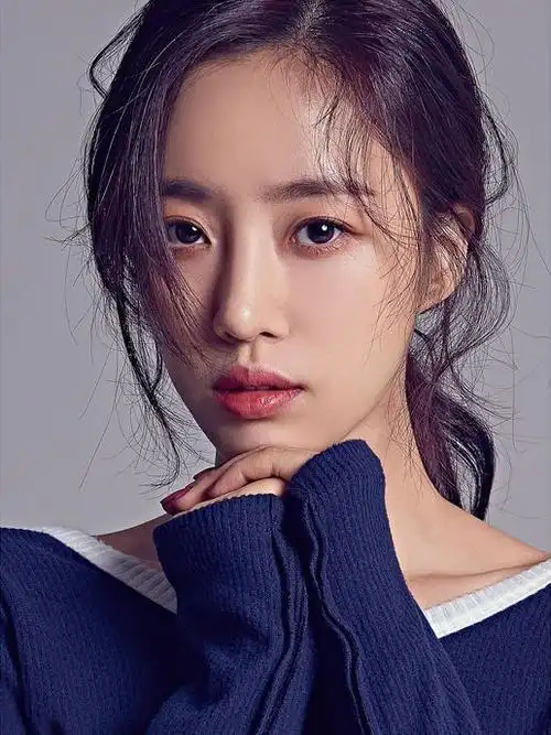 p>咸恩静,1988年12月12日出生于韩国江原道江陵市