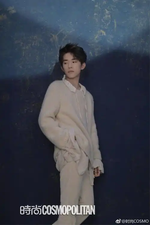 易烊千玺《时尚cosmo 》线上预售