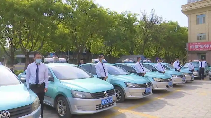 穿行在街巷中的出租车是城市流动的"名片",初来乍到的外地客人从这张"