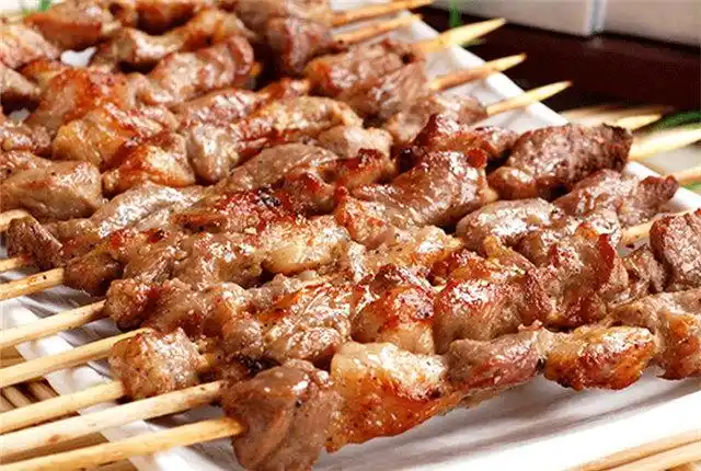 (上图)中国最好的羊肉产自内蒙古,我们都市购实惠选用的是黄金纬度,吃