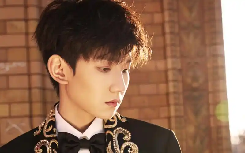 王源冷峻帅气写真图片桌面壁纸