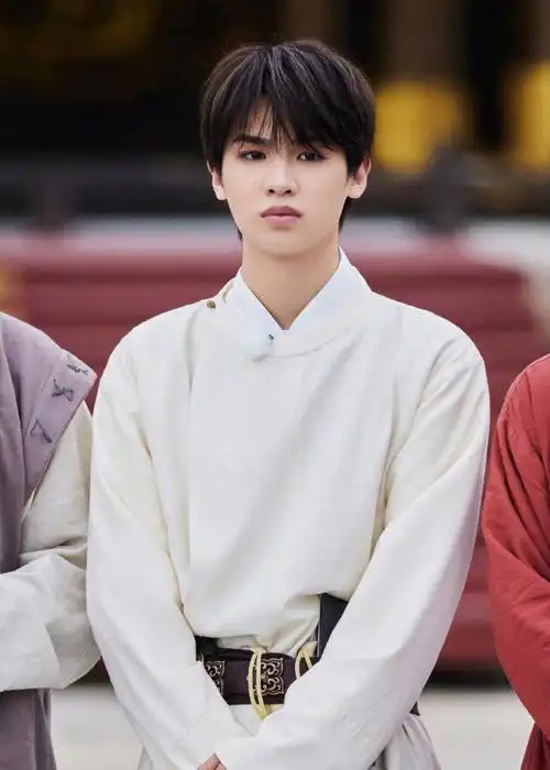 黄明昊极限挑战造型剧照特别帅气的小贾