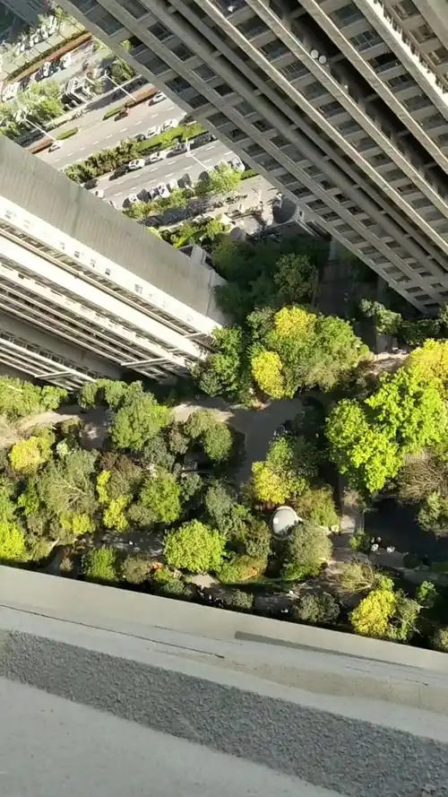 三十楼层的高处向下看