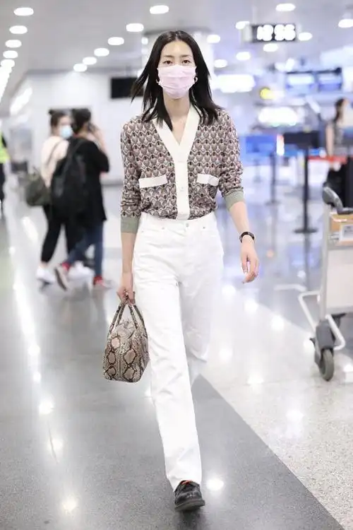 刘雯不愧是超模的身材这么长的皮大衣也能驾驭高挑身材真惹眼