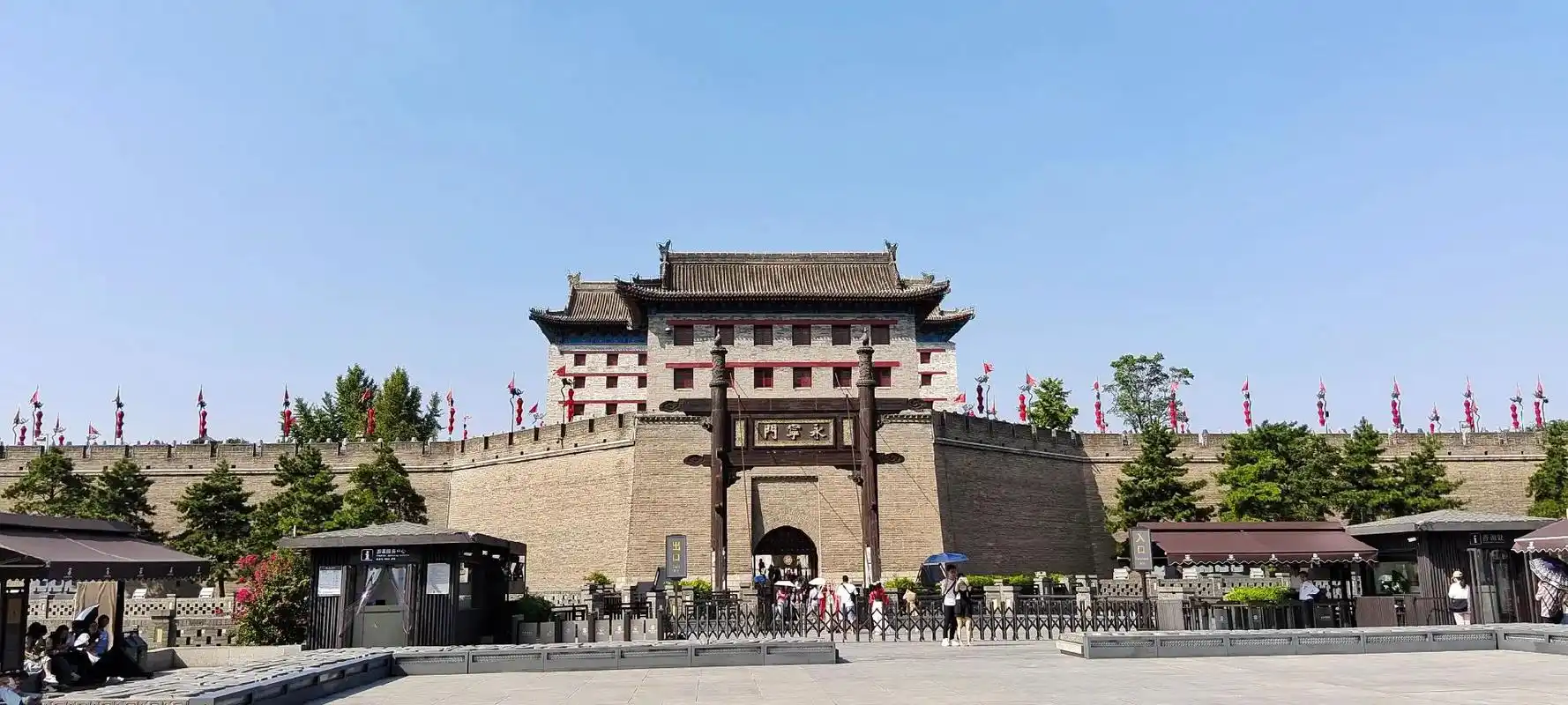 在城墙上行走,可以领略到古代城池防御工事的完整性与凝练性,尤 - 抖