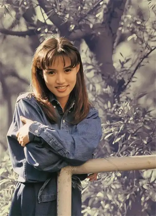 歌手黄宝欣在直播间不停唱歌,可是房间里只有不到500人,人气惨