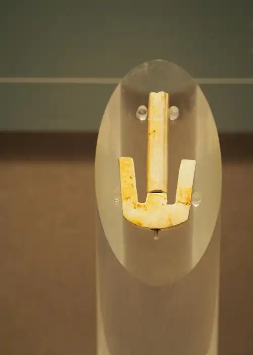 新石器时代良渚文化玉带管三叉形器杭州市余杭博物馆藏