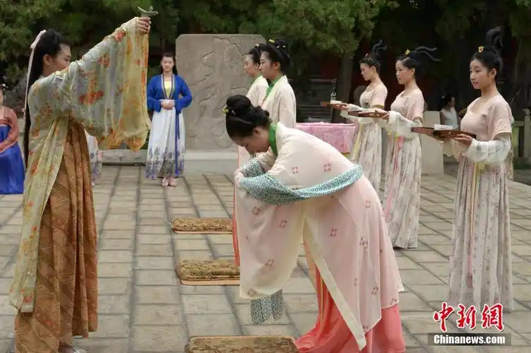 8月17日,三名即将年满18周岁的少女在山西太原文庙身着汉服,举行古代
