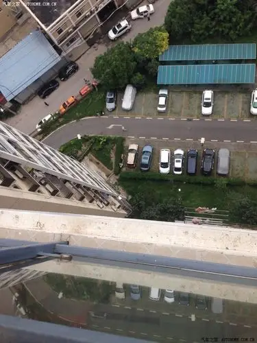 从18楼往下看我的小蓝马