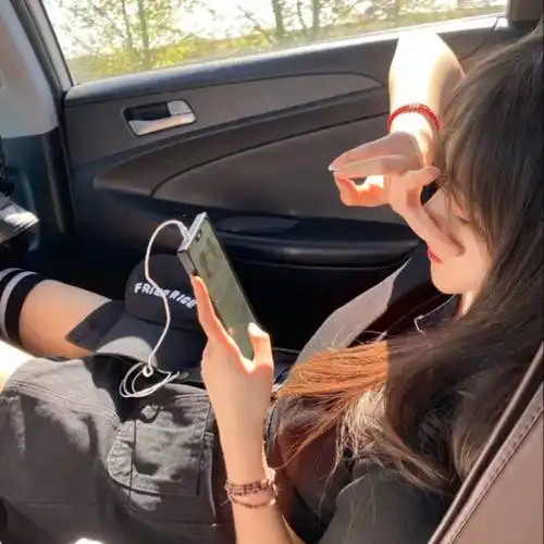 2023高清唯美坐车女生微信头像_微信头像_我要个性网