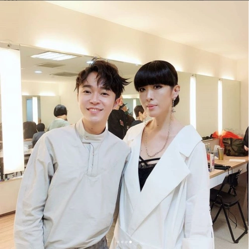 吴青峰晒后台照开心比耶 绅士亲吻田馥甄手指