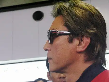 尊龙现身北京引发追星热潮 李宗盛出席首映(图)