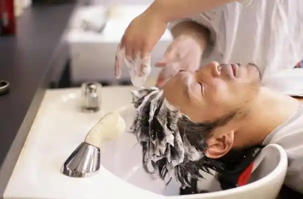 洗发妹工资只有2500,却仍有不少大学生抢着干|城中村|西安|吉祥村