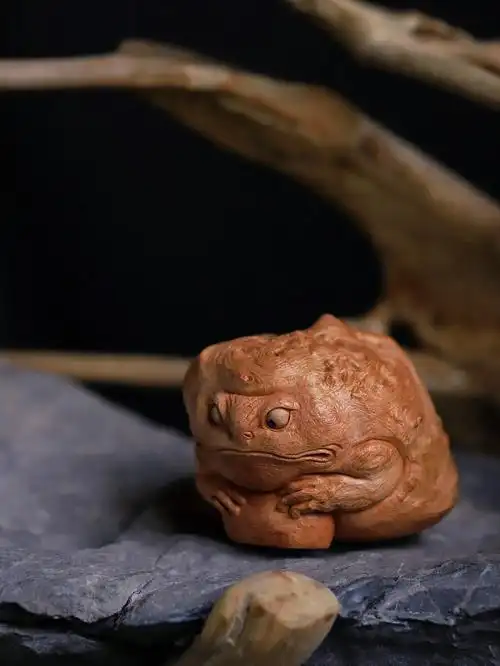 荔枝木 | 金蟾雕刻巧融木纹之趣,刀法洒脱有灵,运腕起落之间,金蟾抱财