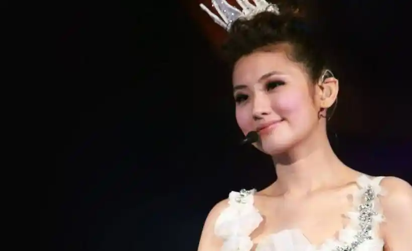 任家萱烧伤重生十周年,打不倒你的都会让你变强,谢谢你的坚强_selina