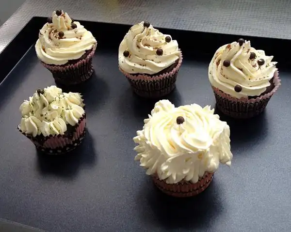 如何用裱花嘴来装饰纸杯蛋糕?