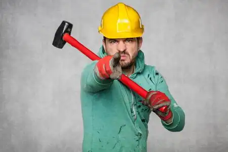 一个拿着大锤子的工人, 指向你照片