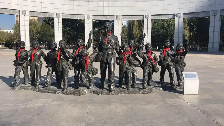 抚顺市市民权益保障服务中心全体干部职工到抚顺市雷锋纪念馆参观"不