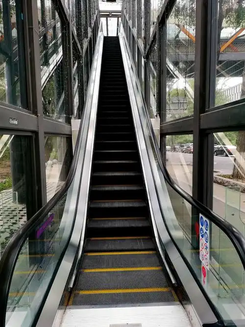 过街天桥的扶梯好寂寞